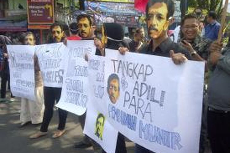Puluhan aktivis peduli HAM di Malang, Jawa Timur, gelar aksi memperingati 10 tahun meninggalnya pejuang Munir Said Thalib.Jumat (5/9/2014).