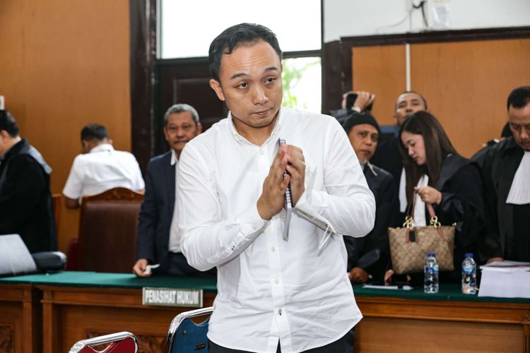 Terdakwa kasus pembunuhan berencana terhadap Nofriansyah Yosua Hutabarat atau Brigadir J, Ricky Rizal menjalani sidang di Pengadilan Negeri Jakarta Selatan, Rabu (2/11/2022). Sebanyak 12 orang saksi termasuk orangtua Brigadir J dihadirkan Jaksa Penuntut Umum (JPU).
