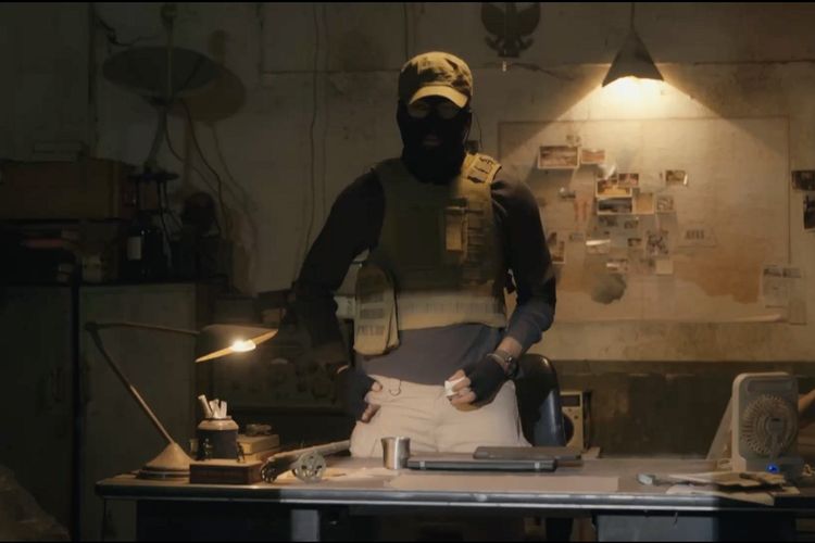 Potret Rio Dewanto sebagai Arok, seorang teroris dalam film 13 Bom di Jakarta.