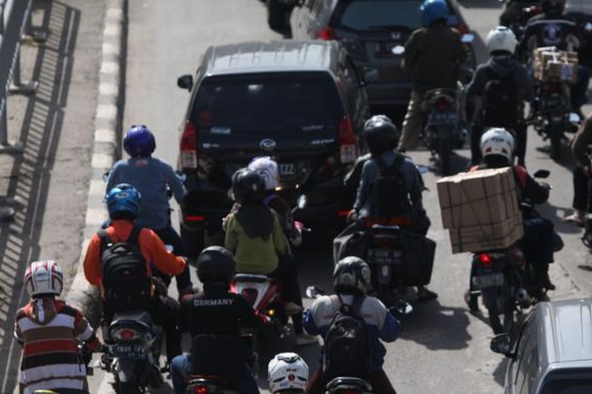 Pengendara sepeda motor memadati Jalan KH Mas Mansyur, Tanah Abang, Jakarta Pusat, Rabu (17/12/2014). Di hari pertama uji coba pembatasan sepeda motor sepanjang Jalan Thamrin-Medan Merdeka Barat, masih terdapat sejumlah pengendara yang belum mengetahui aturan tersebut. KOMPAS/LUCKY PRANSISKA 