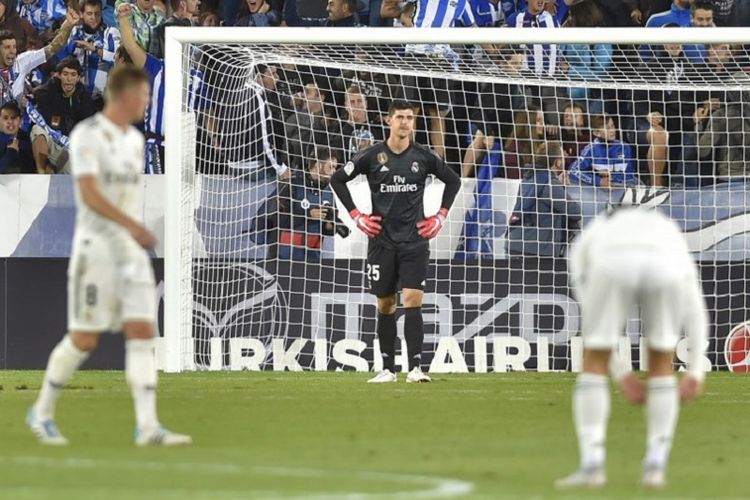 Thibaut Courtois merasa tak percaya kemasukan gol pada menit akhir dalam laga Deportivo Alaves vs Real Madrid, 6 Oktober 2018. 