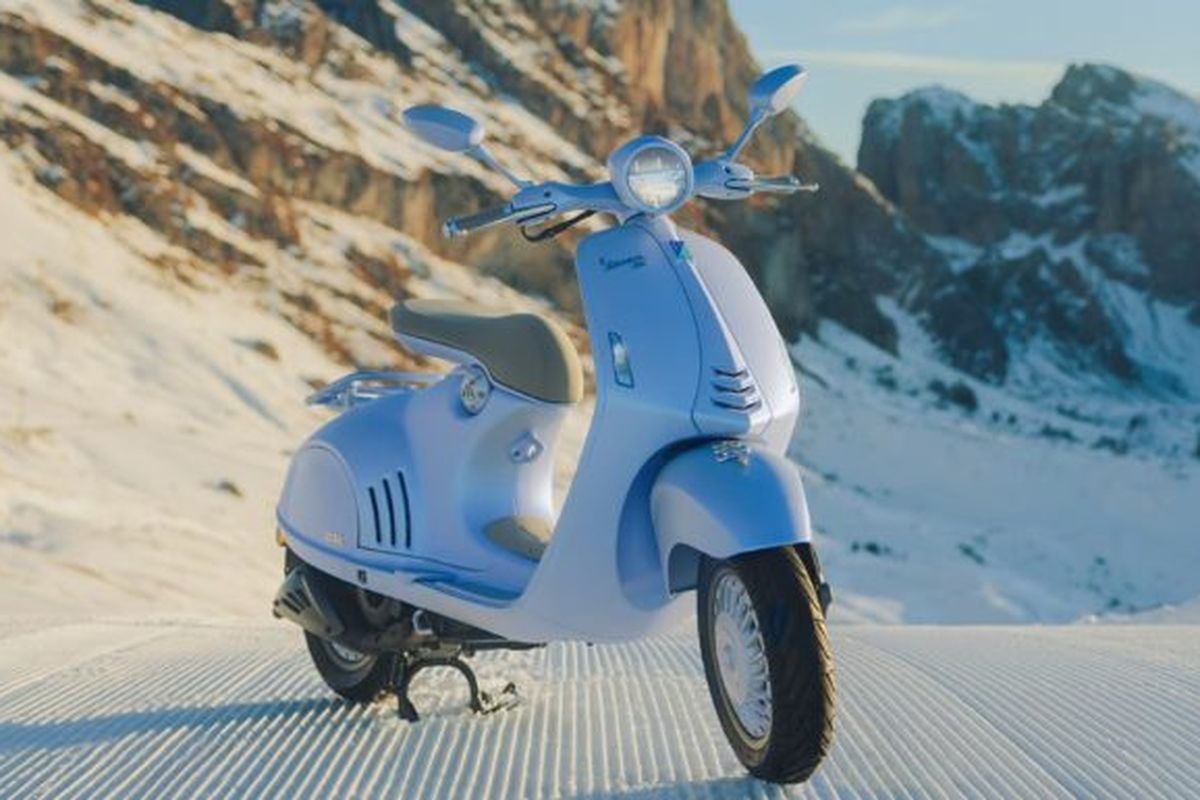 Vespa 946 Snake Icy