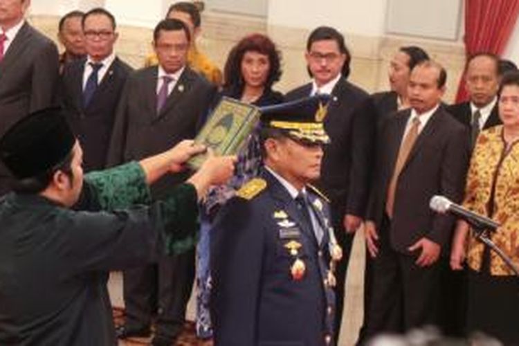 Presiden Joko Widodo melantik Marsekal Madya Agus Supriatna menjadi Kepala Staf Angkatan Udara (KSAU) TNI di Istana Negara