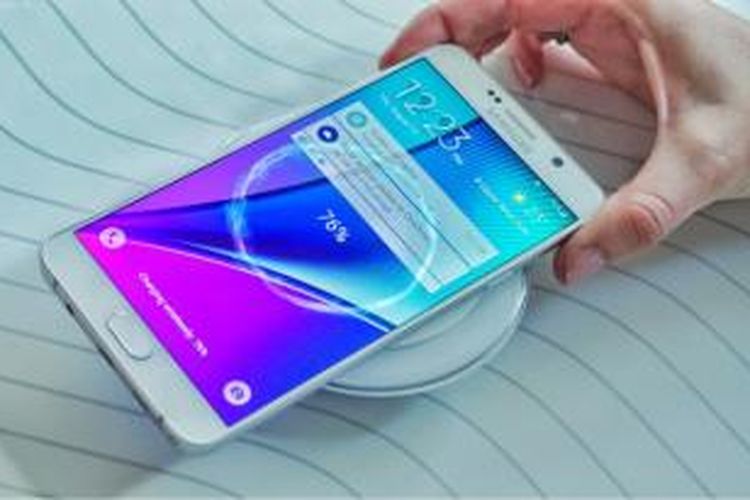 Samsung Galaxy Note 5 saat mengisi daya dengan aksesoris wireless charger