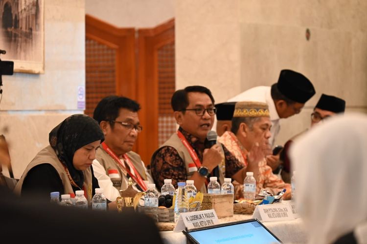 Anggota Komisi VIII Dewan Perwakilan Rakyat (DPR) Republik Indonesia (RI) John Kenedy Azis saat mengikuti pertemuan dalam rangka Pengawasan Haji 2024 di Jarwal, Rabu (12/6/2024).