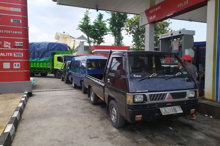 Antrian kendaraan di SPBU Desa Buddagan Kecamatan Pademawu untuk membeli solar Kamis (31/3/2022). Antrian dipicu karena adanya informasi kenaikan harga BBM.