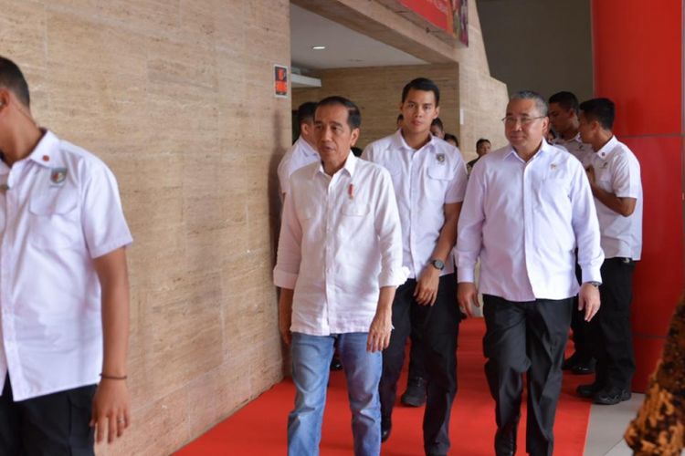 Presiden Republik Indonesia Joko Widodo bersama Menteri Desa, Pembangunan Daerah Tertinggal dan Transmigrasi, Eko Putro Sandjojo mengevaluasi Kebijakan Pembangunan dan Pemberdayaan Masyarakat Desa dan Sosialisasi Prioritas Penggunaan Dana Desa tahun 2019 di Kota Palembang, Minggu (25/11/2018).