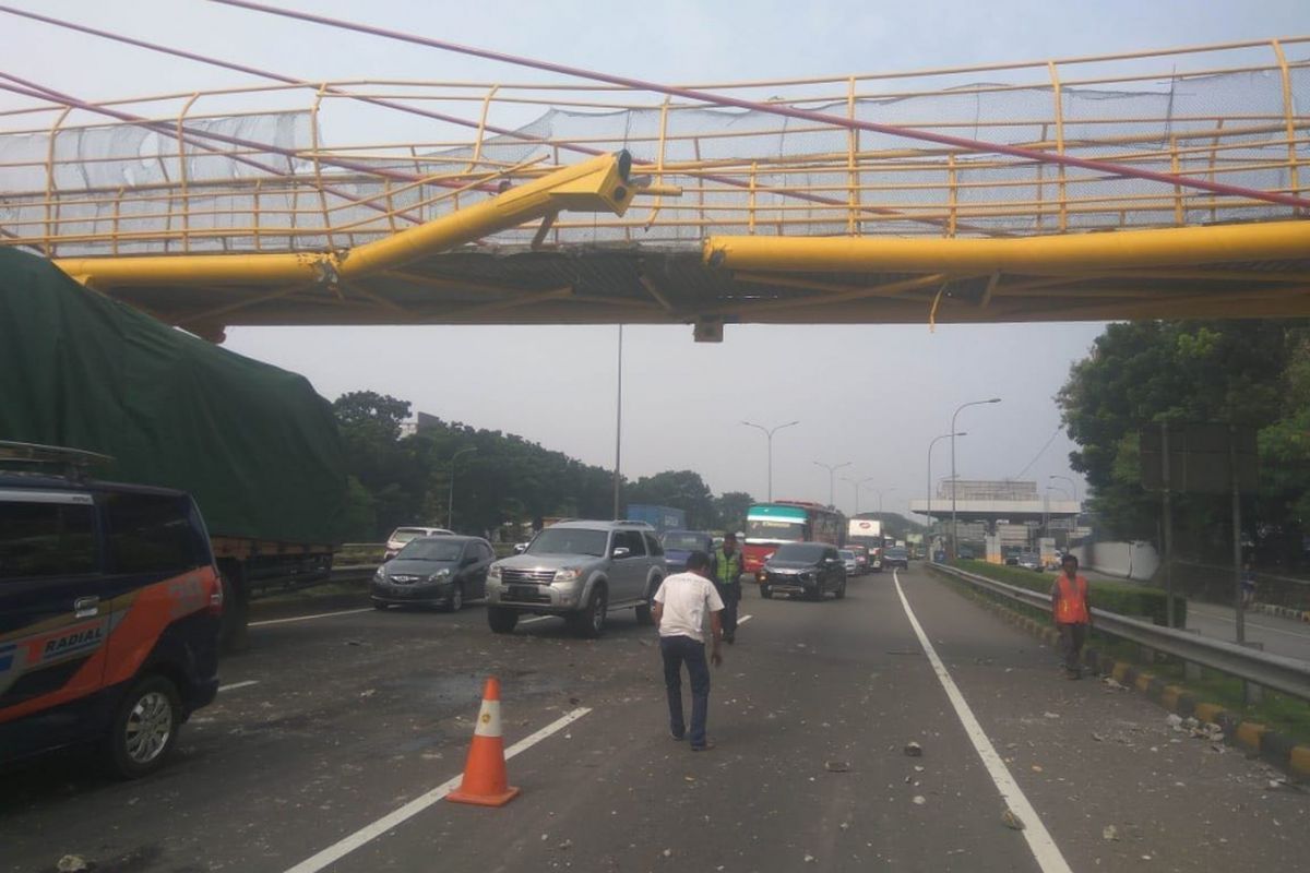 JPO atau jembatan penyeberangan orang di tol JORR arah Pondok Indah rusak setelah ditabrak truk yang membawa beban berlebihan, Jumat (29/6/2018)