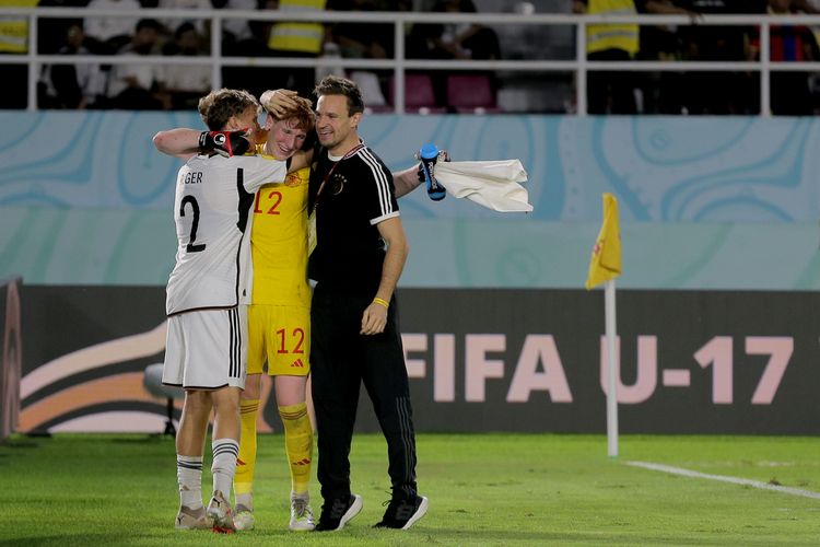 Penjaga gawang Timnas Jerman Konstantin Heide saat final Piala Dunia U17 2023 Indonesia melawan Perancis berakhir dengan skor 2-2 (4-3) yang berlangsung di Stadion Manahan Solo, Sabtu (2/12/2023) malam.