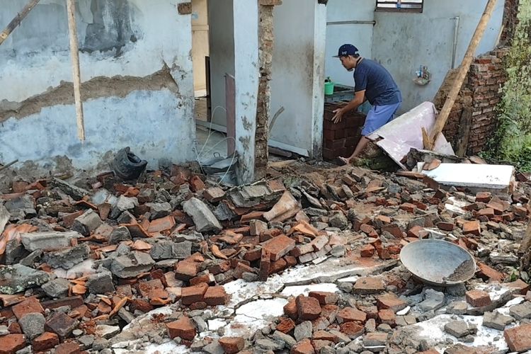 Azis sedang memperbaiki bagian dapur yang ambruk setelah diterjang angin kencang, saat temui Kompas.com pada Selasa (27/7/2025) siang.