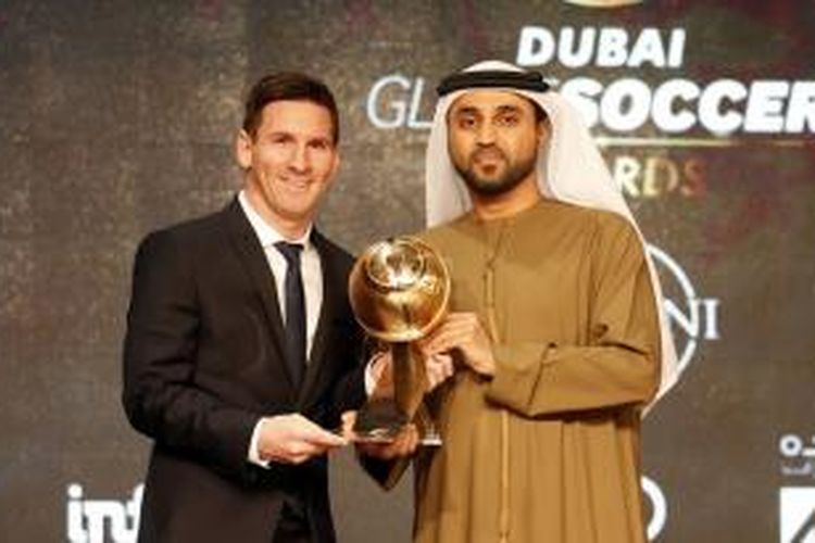 Lionel Messi raih penghargaan Globe Soccer Awards di Dubai, Minggu (27/12/2015). 