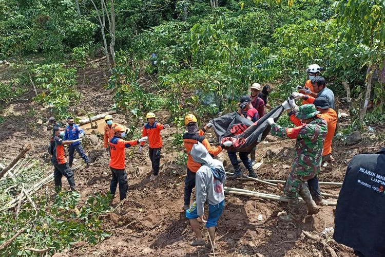 Proses evakuasi jasad ibu dan anak korban longsor di Kampung Jukubatu, Rabu (15/3/2023).
