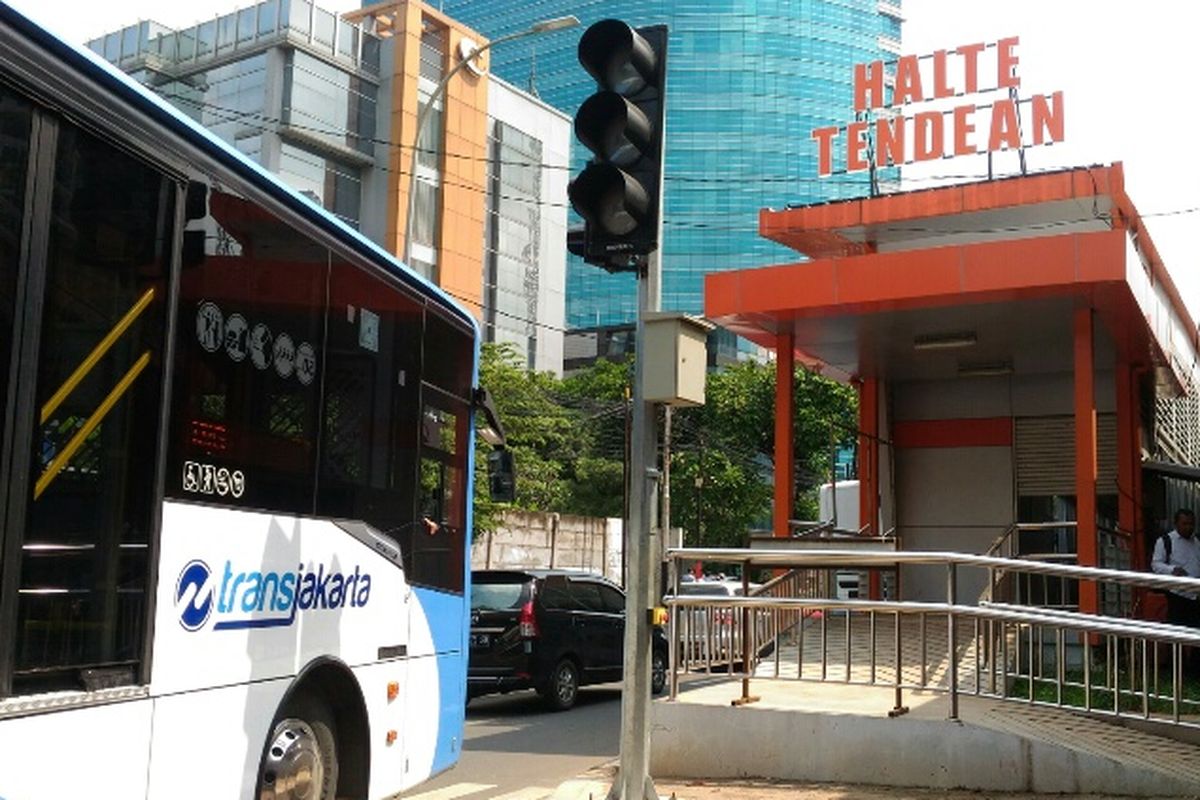 PT Transjakarta tetap melakukan uji coba jalan layang koridor 13, Senin (8/5/2017)