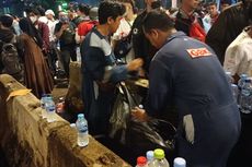 Penonton Dilarang Bawa Botol Minum ke Dalam Stadion, Sampah Berserakan di Pintu 10 SUGBK 