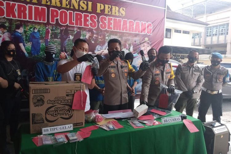 Kapolres Semarang AKBP Ari Wibowo menunjukan barang bukti penculikan.