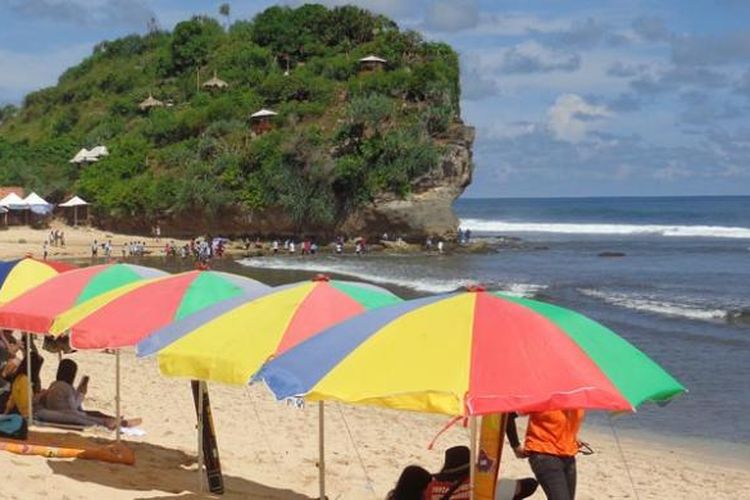 Pantai Pulang Sawal atau juga dikenal dengan Pantai Indrayanti di Kabupaten Gunungkidul, Daerah Istimewa Yogyakarta.