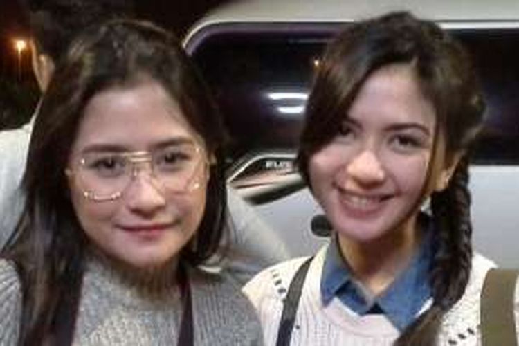 Prilly Latuconsina (kiri) dan Jessica Mila di Bandar Udara Soekarno-Hatta, Cengkareng, Banten, Kamis (24/11/2016) malam waktu setempat.                        