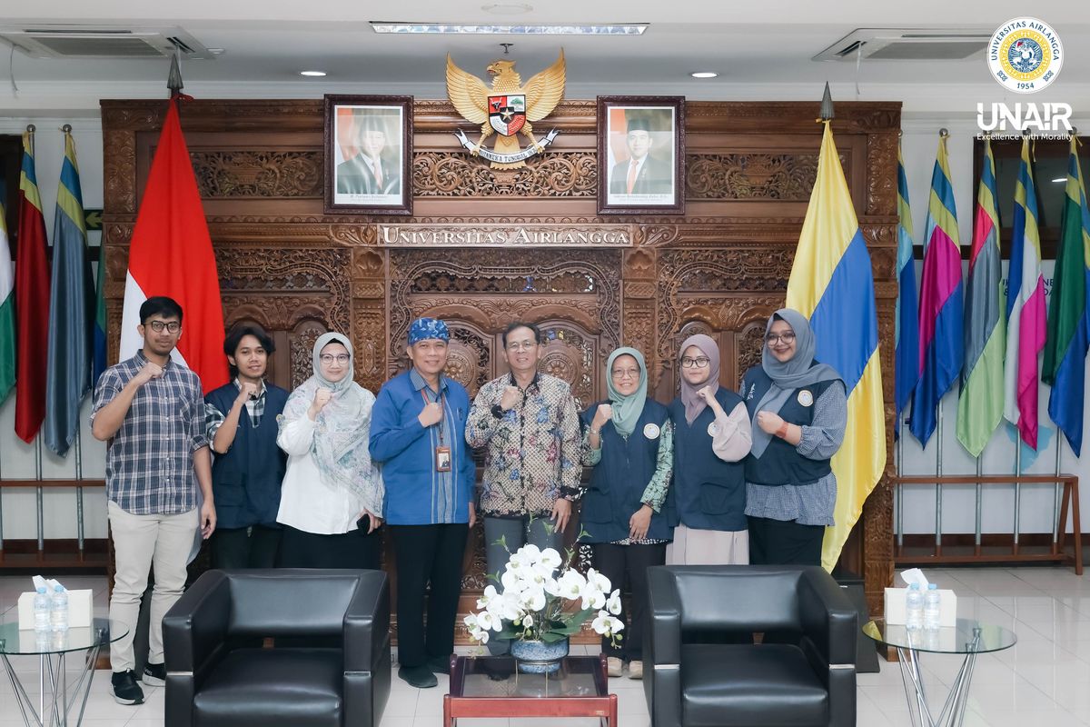Rektor Unair, Muhammad Madyan (kemeja batik) secara simbolis melepas keberangkatan relawan UNAIR pada Rabu (10/12/2025) di Ruang Balai RUA, lt 4 Kantor Manajemen Kampus MERR-C.