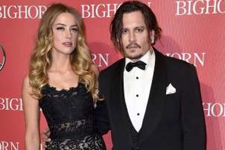 Pasangan Amber Heard (kiri) dan Johnny Depp (kanan) menghadiri Palm Springs International Film Festival Awards Gala di Palm Spring, California, pada 2 Januari 2016.