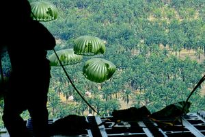 TNI Kirim Bantuan ke Aceh Tamiang, Logistik Diterjunkan Pakai Parasut dari Pesawat
