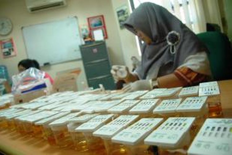 Salan seorang petugas Badan Narkotika Nasional (BNN) Kabupaten Bogor sedang memeriksa tes urine, Selasa (28/4/2015). Pelaksanaan tes urine ini diikuti sebanyak 700 karyawan dan karyawati PDAM Tirta Kahuripan Kabupaten Bogor yang bekerja sama dengan BNN Kabupaten Bogor. K97-14
