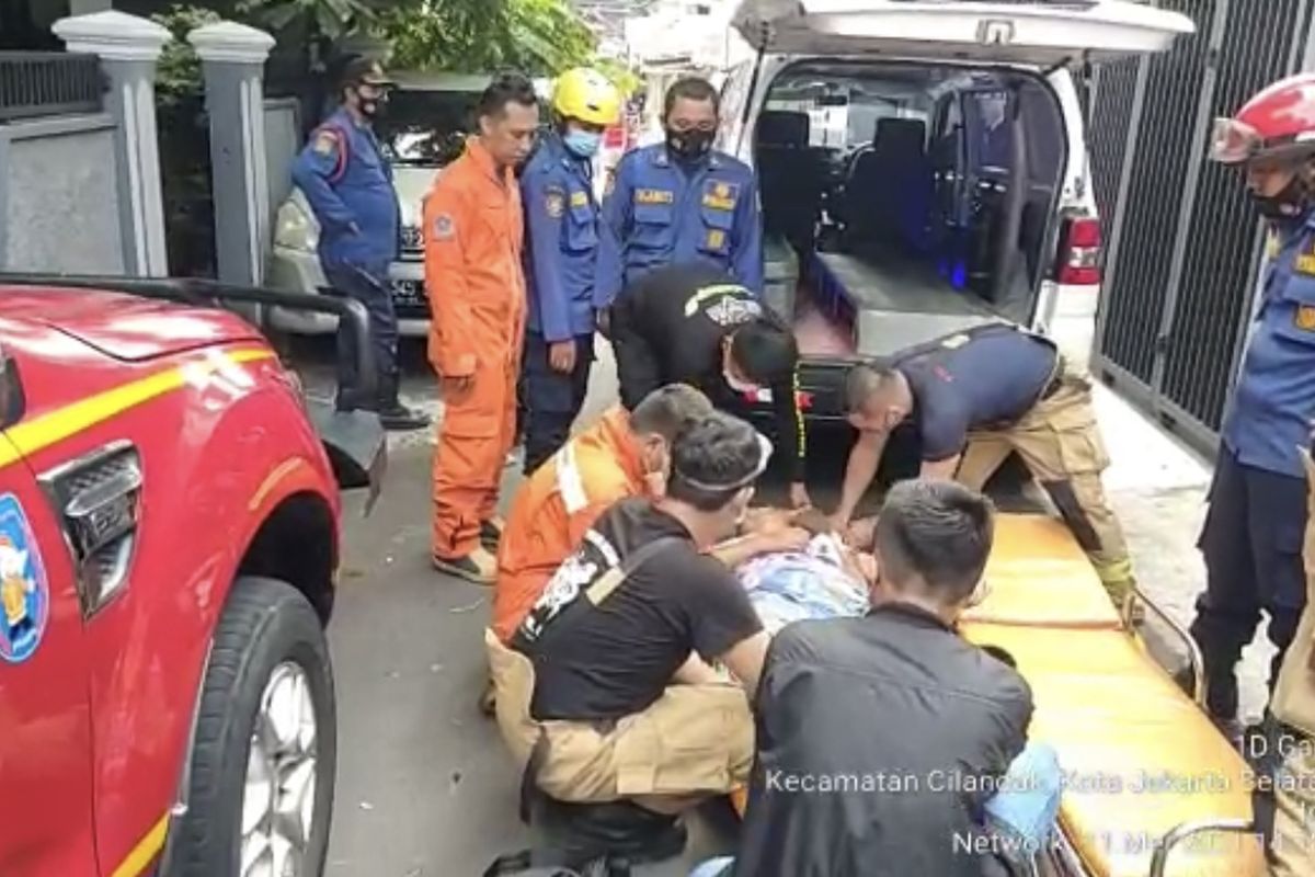 Petugas pemadam kebakaran menyelamatkan seorang ibu bernama Rhut (59) yang terkena stroke. Rhut  terkena stroke rumah di Jala Ros, Cipete Selatan, Cilandak, Jakarta Selatan, Selasa (11/5/2021) siang.