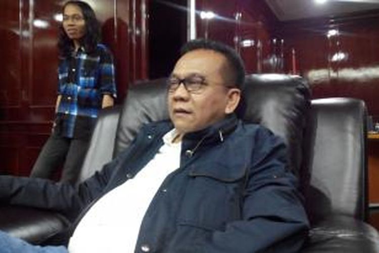 Wakil Ketua DPRD DKI Mohammad Taufik menunggu print out RAPBD di ruangan kerjanya, Jumat (20/3/2015).