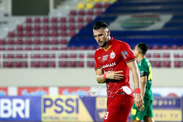 Pemain Persija Jakarta saat pertandingan melawan Persebaya Surabaya pekan kesembilan Liga 1 2021-2022 yang berakhir dengan skor 0-1 di Stadion Manahan, Solo, Selasa (26/10/2021) malam.