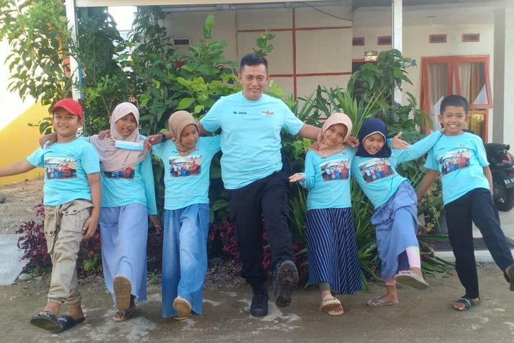 Aipda Rodi Salam saat mengajar bahasa Inggris ke anak-anak warga Pariaman, Sumatera Barat.
