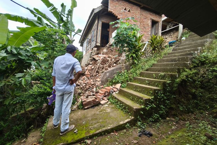 Intensitas Hujan Tinggi, Tanah Longsor Rusak Rumah Warga di Sumbawa 