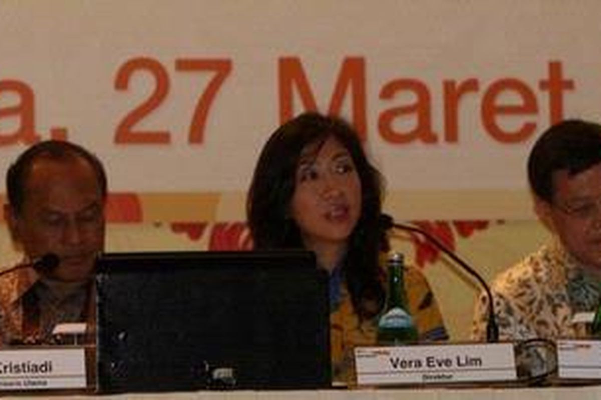 Jajaran Direksi Bank Danamon: JB Kristiadi (Wakil  Komisaris Utama), Vera Eve Lim (Direktur dan Chief Financial Officer) Henry Ho (Presiden Direktur)