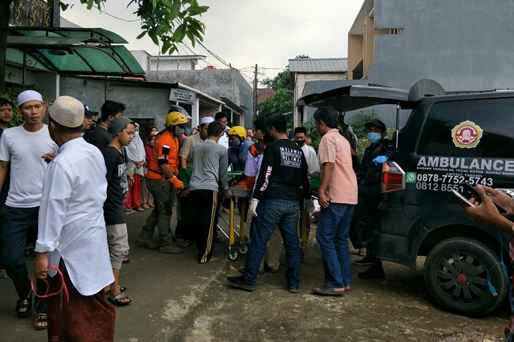 Isak tangis pecah saat jenazah Baim (4), anak yang hanyut di Kali Pesanggrahan tiba di rumah duka di Jalan H. Buang RT 07 RW 07, Ulujami,  Pesanggrahan, Jakarta Selatan, Rabu (22/12/2021).