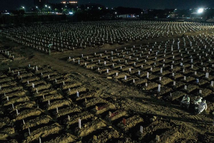 Pantauan udara makam korban Covid-19 di TPU Rorotan, Jakarta Utara, Jumat (23/7/2021). Pasien yang meninggal dunia bertambah 1.566, sekaligus rekor tertinggi sejak pandemi. Dengan demikian, total kasus kematian Covid-19 tembus 80.598 orang.