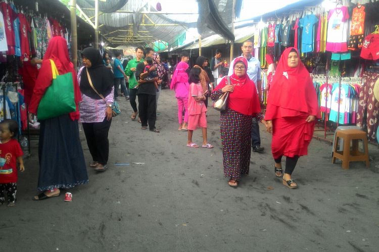 Oleh-oleh khas Pantai Glagah di Kulon Progo yang serba ikan dan udang bisa diperoleh sepanjang jalan masuk, Minggu (4/3/2018). Selain itu, suvenir juga banyak dijual di sana. 