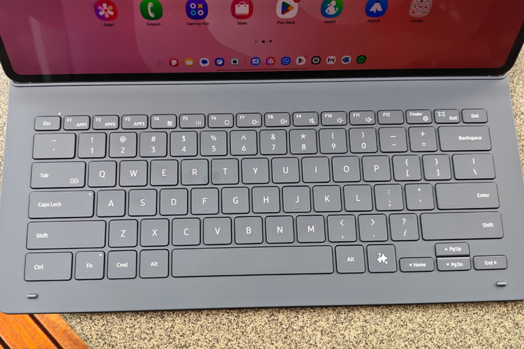 Keyboard pada book cover Samsung Galaxy Tab S11 Ultra dibekali tombol untuk mengakses Gemini AI secara cepat. 