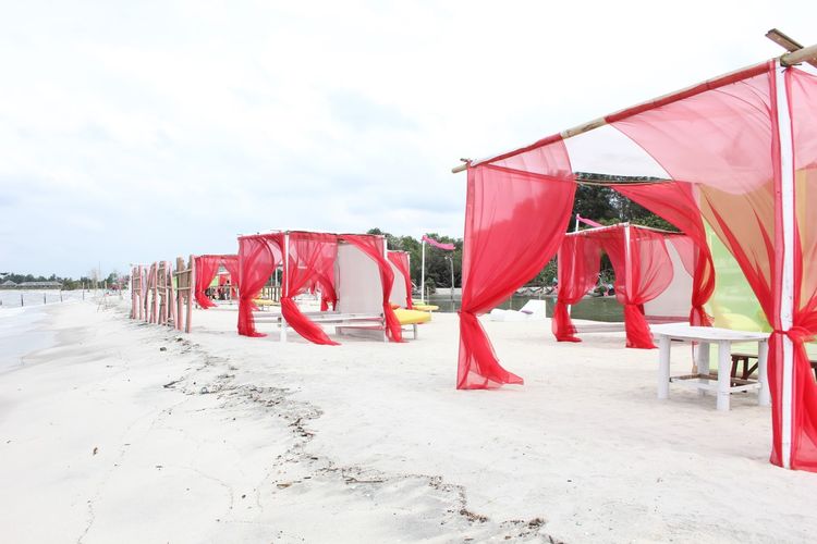 Romance Bay salah satu pantai di sekitar Medan tepatnya di Kabupaten Serdang Bedagai. 