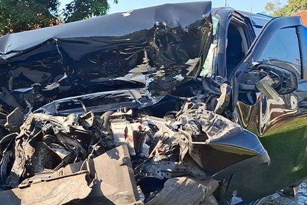 Kondisi mobil Toyota Fortuner yang terlibat kecelakaan di Jalan Tol Solo-Ngawi, di Desa Banaran, Kecamatan Sambungmacan, Kabupaten Sragen, Jumat (6/6/2025).