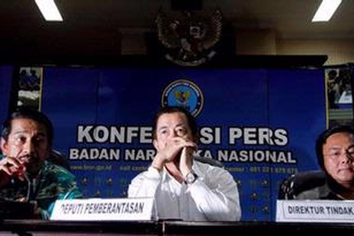 Direktur Umum Lion Air Edward Sirait, Deputi Pemberantasan BNN Tommy Sagiman dan Direktur Tindak Kejar Benny J Mamoto (kiri ke kanan) saat konferensi pers klarifikasi dugaan kasus sabu yang melibatkan tiga pilot maskapai penerbangan Lion Air, di Kantor Badan Narkotika Nasional (BNN), Jakarta, Rabu (8/2/2012). Edward menegaskan Lion Air akan memperketat pengawasan dan menjamin kru Lion Air bebas dari narkoba.  
