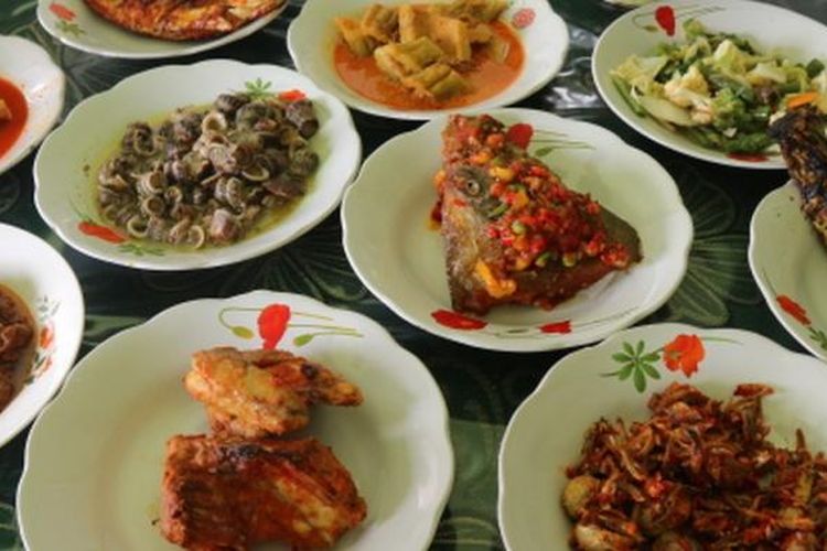 Hidangan khas Melayu di Kantin Bude, Siak, Riau. 