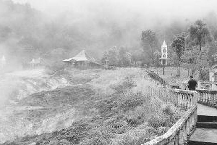 Pemandangan dari bawah menuju puncak Bukit Kasih di Desa Kanonang, Kecamatan Kawangkoan, Kabupaten Minahasa, Sulawesi Utara, Jumat (24/1/2014). Di Bukit Kasih, obyek wisata yang berada di puncak bukit bagian dari Gunung Soputan itu, terdapat tempat ibadah lima agama, yakni Islam, Protestan, Katolik, Hindu, dan Buddha.