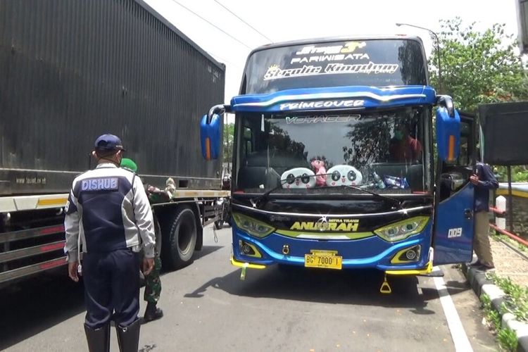 Petugas Memeriksa Bus Pariwisata di Rest Area Bunder, Playen, Gunungkidul Minggu (24/10/2021)