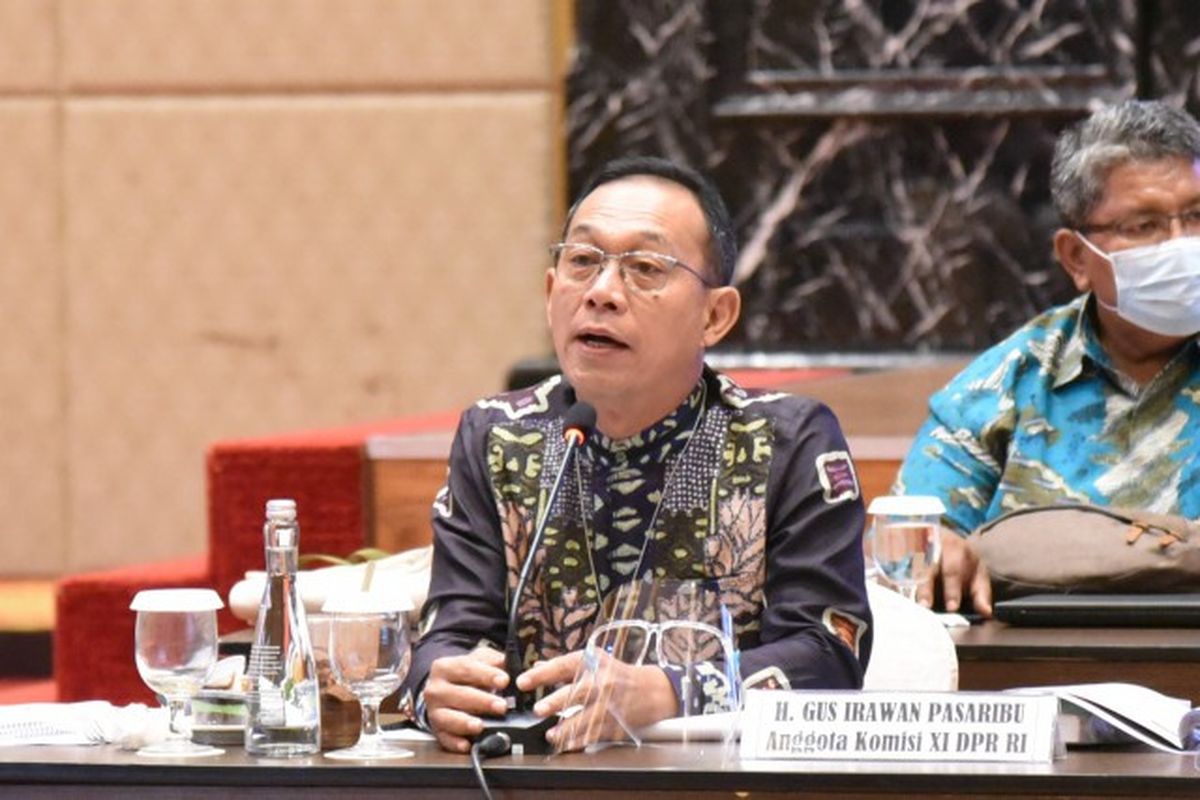 Anggota Komisi XI DPR RI Gus Gus Irawan Pasaribu, saat menghadiri pertemuan Tim Kunjungan Kerja Reses Komisi XI DPR RI dengan Gubernur Provinsi Sumatera Utara, BI, OJK, LPS, Bank Himbara (Bank Mandiri, BNI, BRI, BTN), di Kota Medan, Sumatera Utara, Rabu (27/10/2021). 