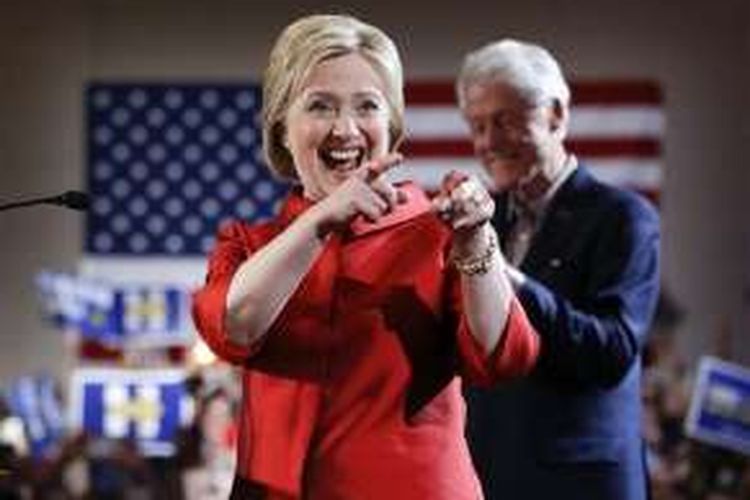 Hillary Clinton didampingi suami Mantan Presiden Bill Clinton menyampaikan pidato kemenangan  Kaukus Nevada di Las Vegas, Minggu pagi (21/2) waktu Indonesia
