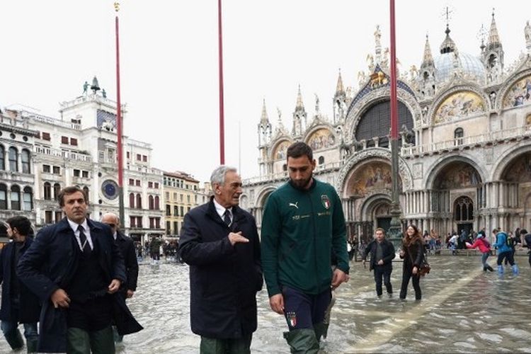 Gianluigi Donnarumma menjadi wakil tim nasional Italia untuk mengunjungi korban banjir di Venesia 