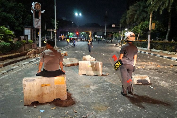 Situasi di sekitar kantor YLBHI pasca-bentrokan, Senin (18/9/2017) dini hari.