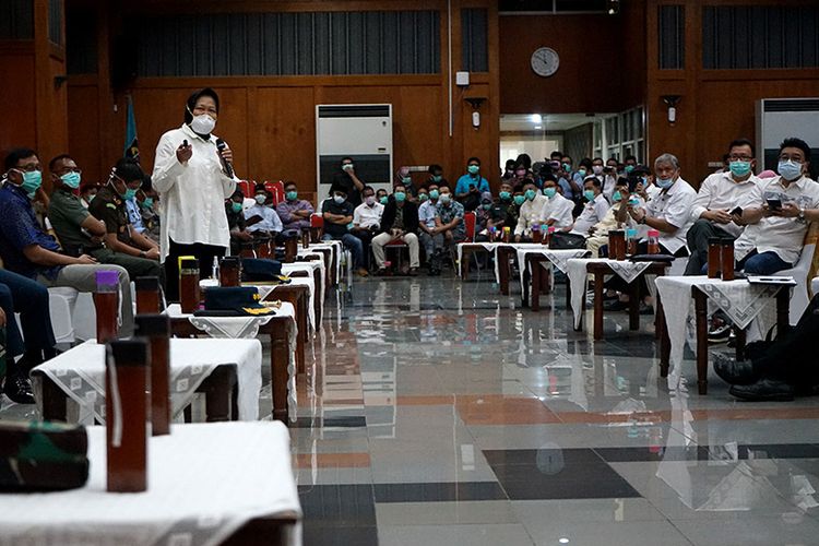 Wali Kota Surabaya Tri Rismaharini dan jajaran Pemkot Surabaya kawal upaya perlindungan dari COVID-19  bagi warga Surabaya.
