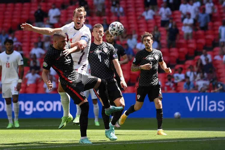 Penyerang timnas Inggris Harry Kane melepas sundulan di tengah hadangan pemain Kroasia dalam laga pembuka Grup D Euro 2020 di Satdion Wembley, London, Minggu (13/6/2021). 