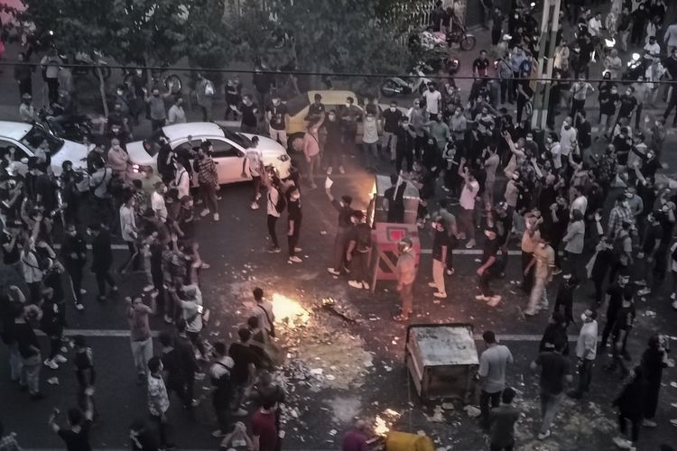 Demo Iran terkini atas kematian Mahsa Amini (22) yang meninggal setelah ditahan polisi moral, pecah di Teheran, Iran, 20 September 2022.