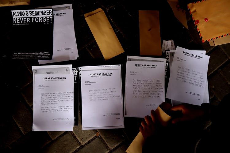 Tumpukan surat dari ratusan suporter Arema FC sebelum menggelar aksi kirim Surat dari Aremania untuk Presiden Jokowi Menuntut Usut Tuntas Tragedi Kanjuruhan di Kantor Pos Kota Malang, Kamis (17/11/2022) siang.