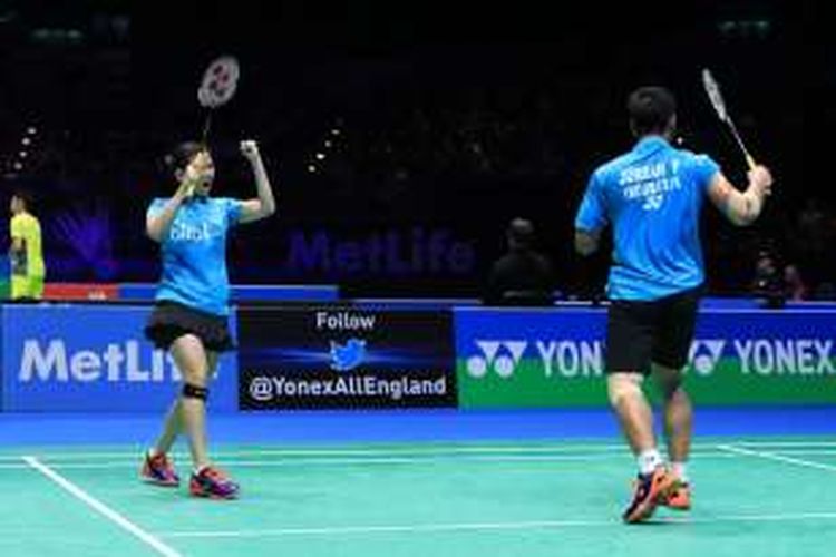 Pasangan ganda campuran Indonesia, Praveen Jordan/Debby Susanto, merayakan kemenangan atas pasangan China, Zhang Nan/Zhao Yunlei, pada babak semifinal All England di Birmingham, Sabtu (12/3/2016).